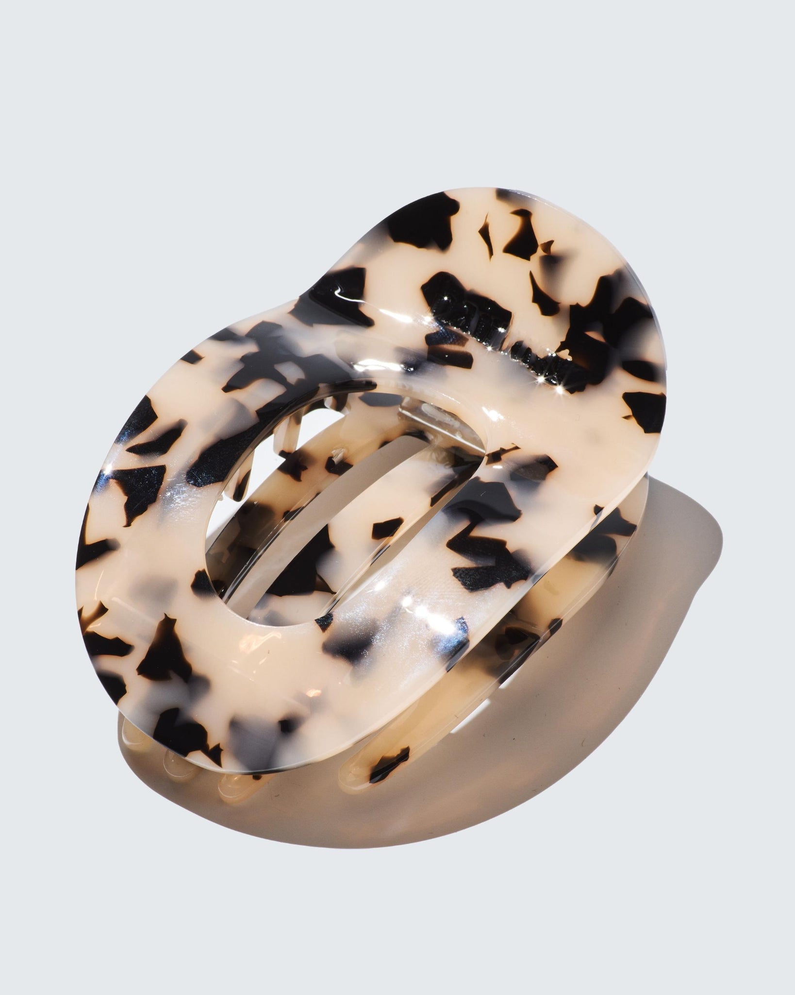 Large Flat Claw Hair Clip, Tortoise Shell - Köp för SEK 111 - Spara 20%