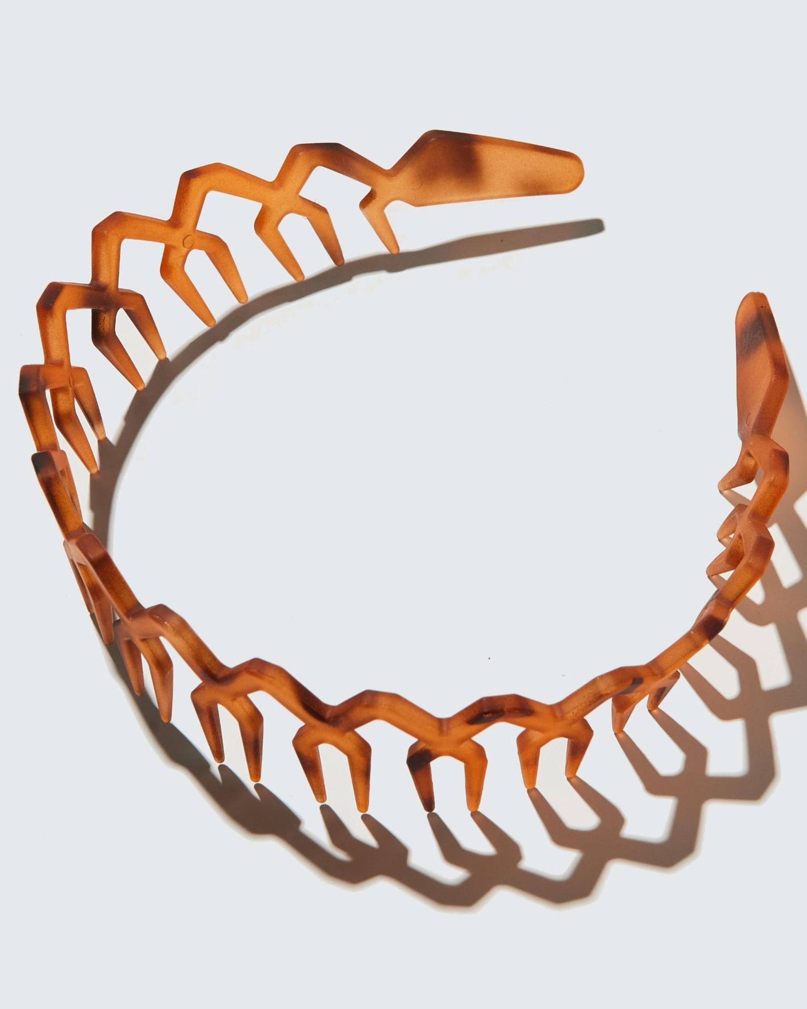Wide Zig Zag Headband with Teeth, Marbled Amber - SEK 139 hos Hairlust